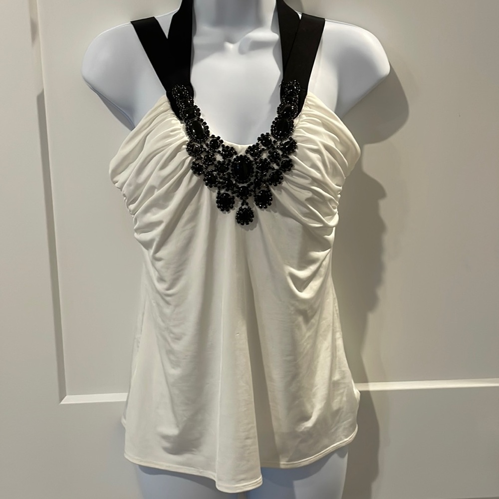 Cache top with black stones